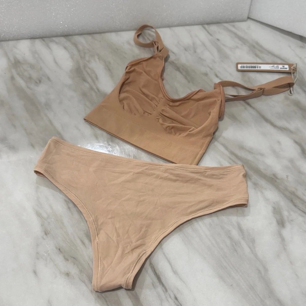 SKIMS Tan every day sculpting bralette size xxs and skims thong size smashes